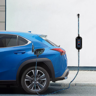 床に立つ KIWI EV AC IP65 ウォールボックス あなたの EV 充電ニーズに最適なソリューション