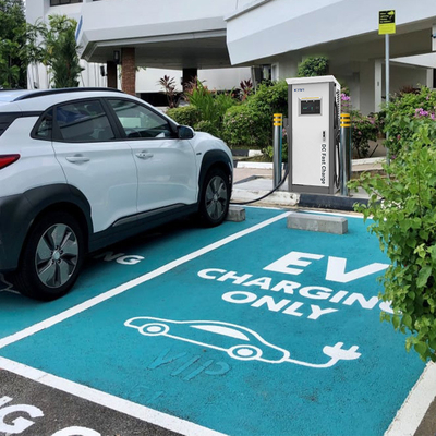 床に立つ家庭用電動電源充電器 60KW 1000V 3ピン CCS2 BYDに適用する ハン EV チンソング