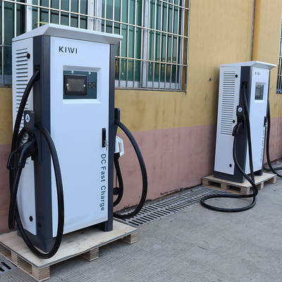 120kw CCS1 CCS2 カーチャデモ EV 50Hz±10Hzグリッド周波数を持つDC急速充電ステーション