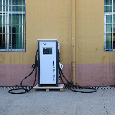 120kw CCS1 CCS2 カーチャデモ EV 50Hz±10Hzグリッド周波数を持つDC急速充電ステーション